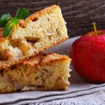 Et si on voyageait par le goût avec un gâteau moelleux pommes et yaourt à tester absolument
